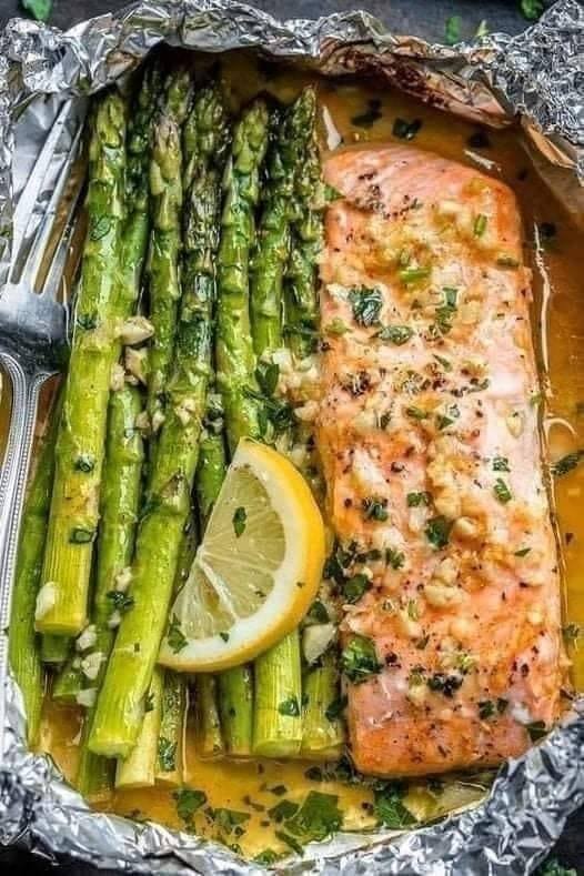 Baked Salmon in Foil with Asparagus and Garlic Lemon Butter